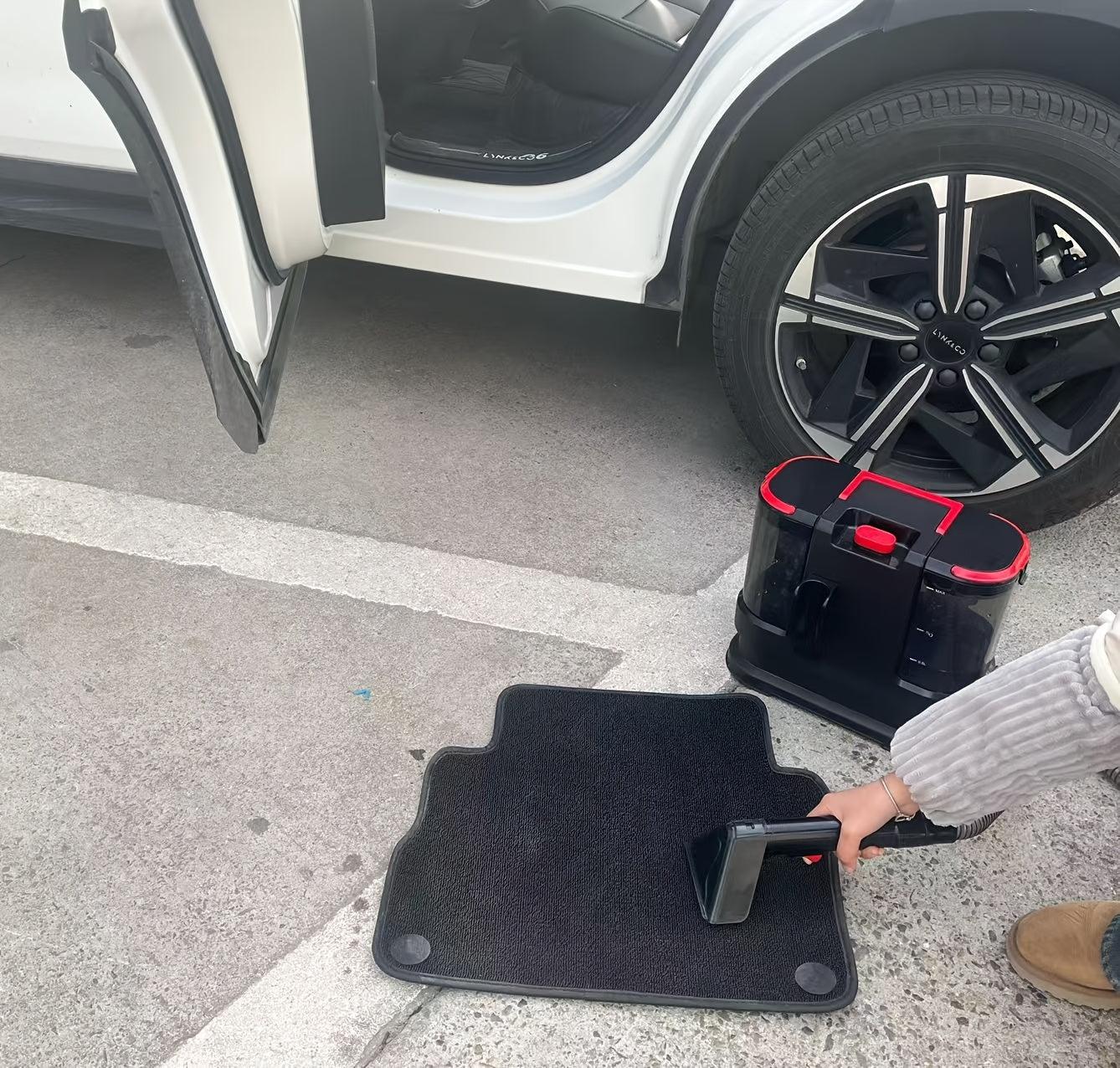 Portable Carpet- and Upholstery Cleaner of 800 W